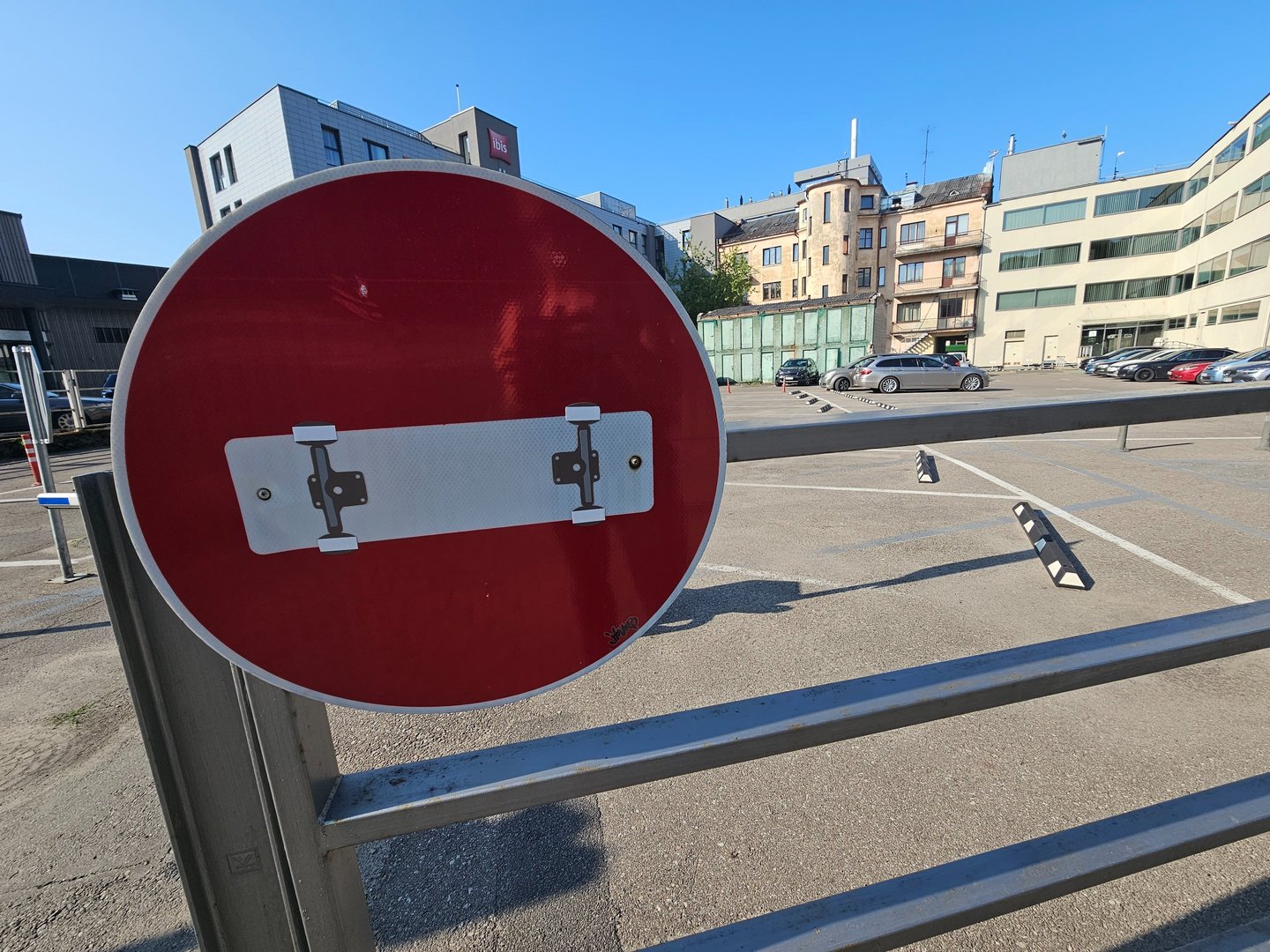 Détournement de panneaux de signalisation représentant un skateboard sur un sens interdit.