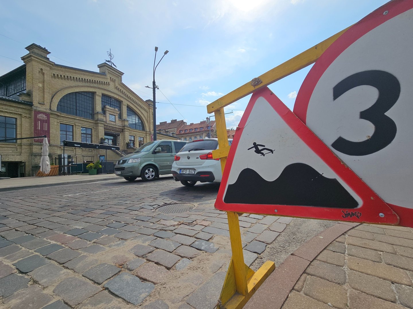 Street art sur panneau de signalisation représentant un skateur sur un dos d'ane à Lisbonne