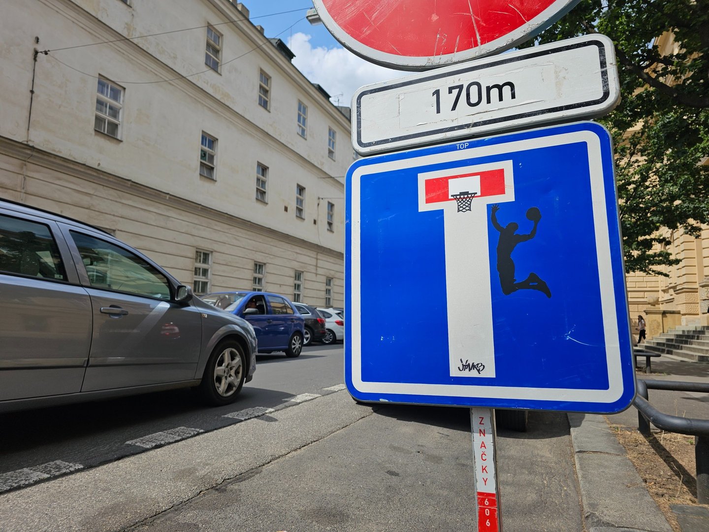 Détournement de panneaux de signalisation représentant un basketteur sur un panneau sans issue.