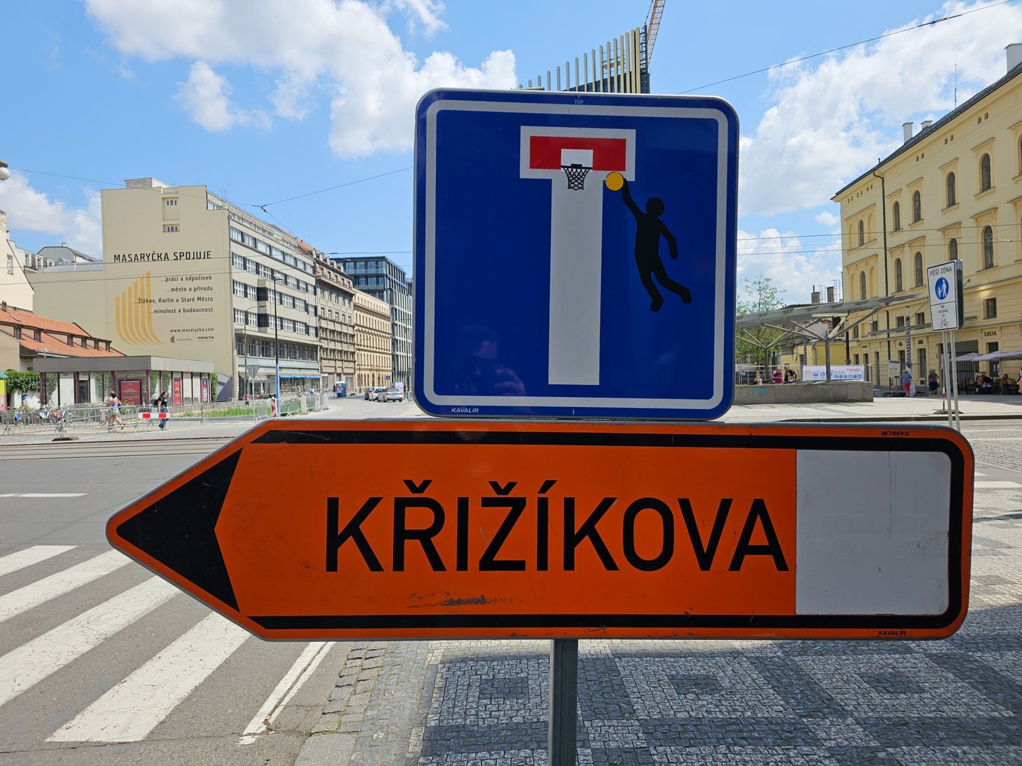 Détournement de panneaux de signalisation représentant un basketteur sur un panneau sans issue.