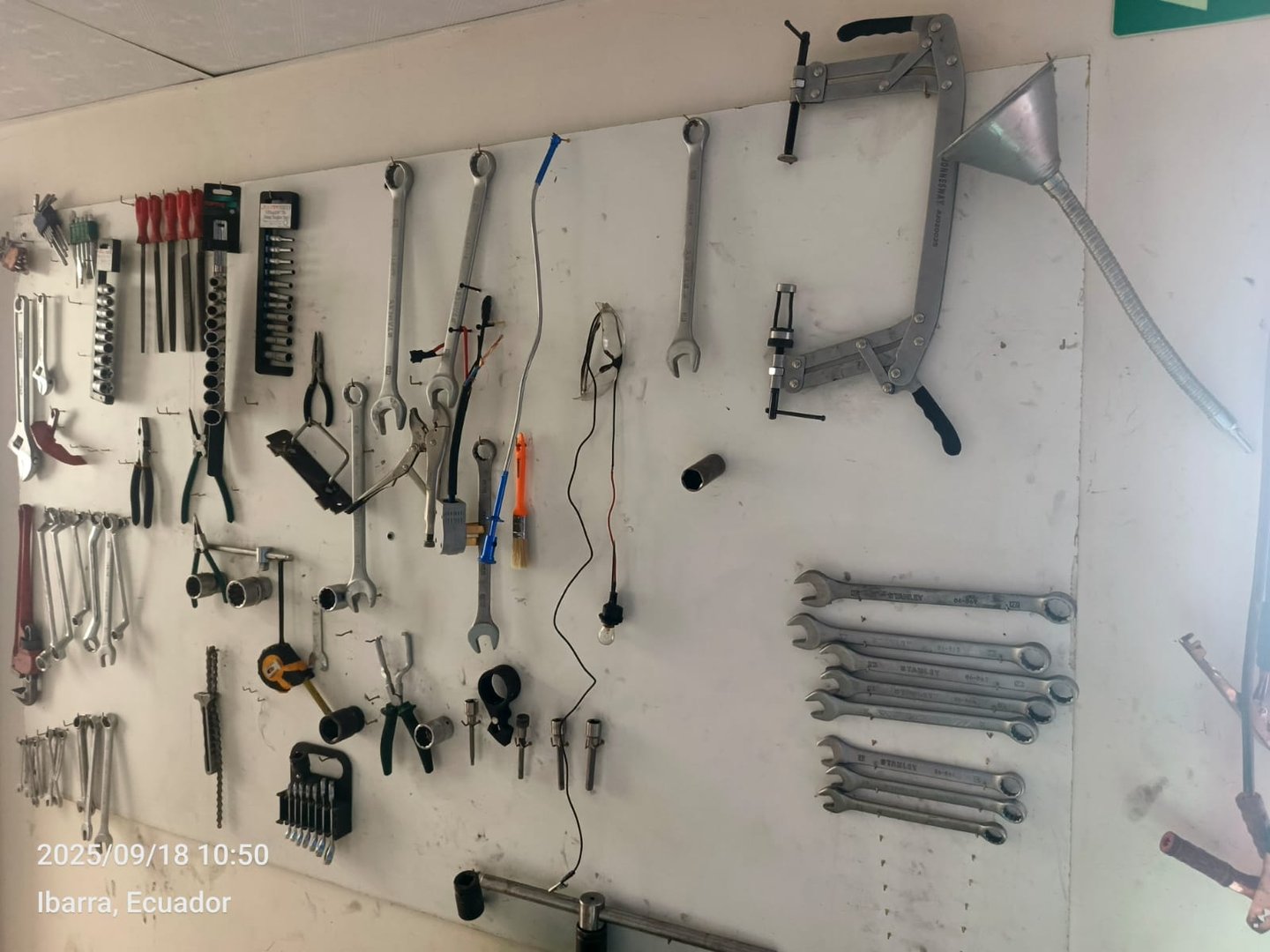 Herramientas organizadas y equipamiento completo para brindar un servicio automotriz eficiente.