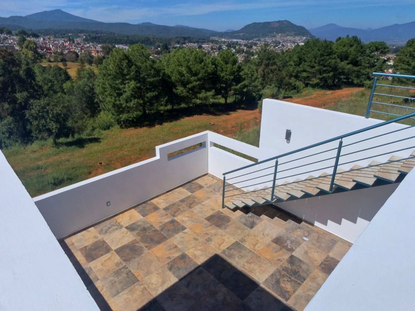 Terraza con vista a la montaña en Pátzcuaro, ideal para desayunos al aire libre 