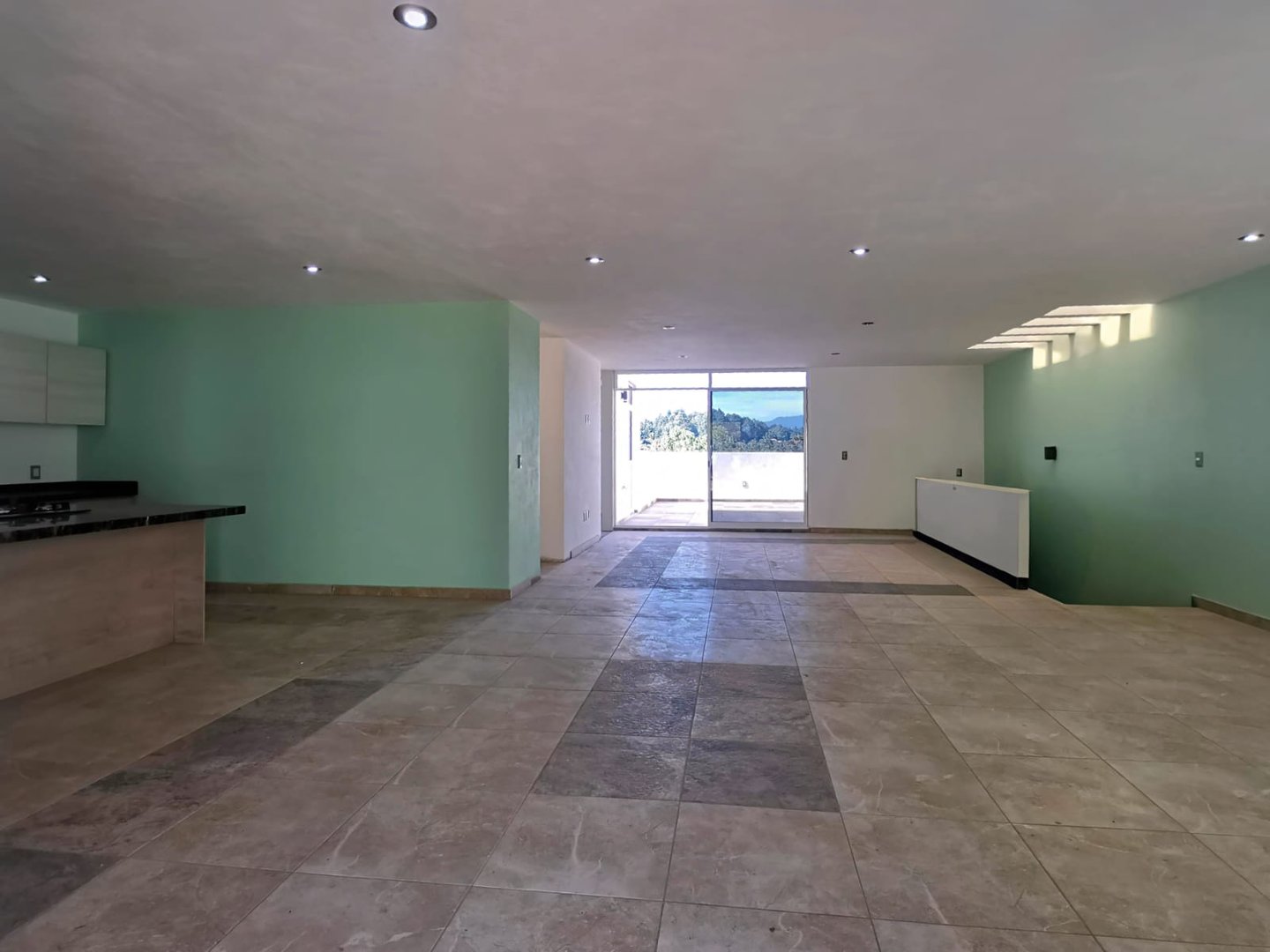 Amplia sala y comedor de concepto abierto con iluminación natural y ventanales panorámicos Pátzcuaro