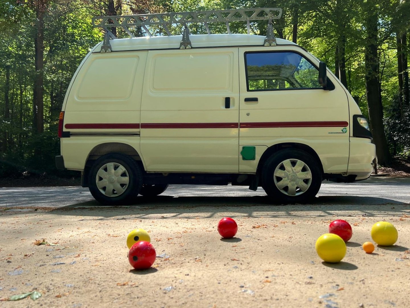 Boulodrome mobile Piaggio électrique avec terrains synthétiques et boules en PVC