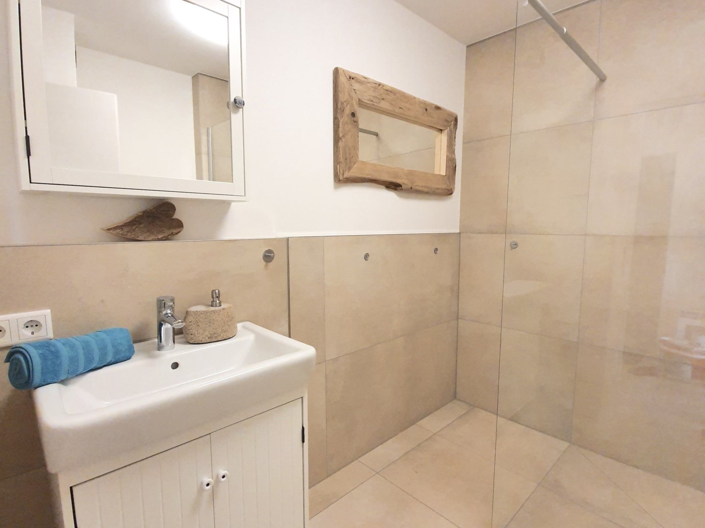 Modernes Badezimmer der Ferienwohnung in Chieming am Chiemsee mit Dusche