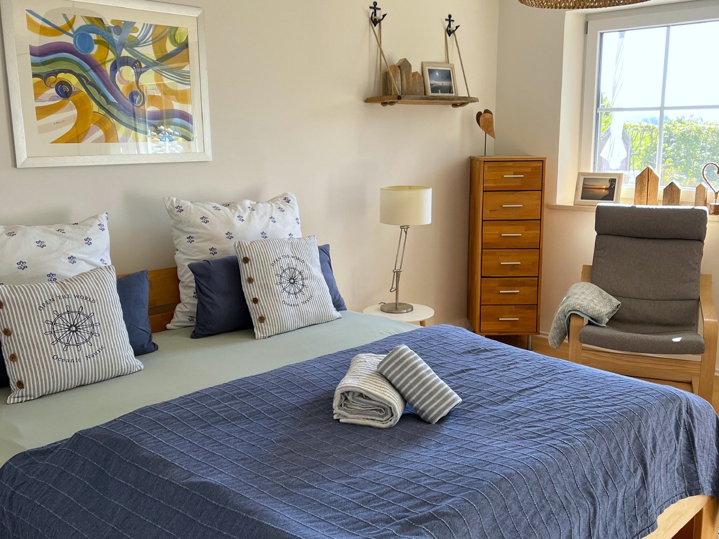 Schlafzimmer der Ferienwohnung in Chieming am Chiemsee mit großem Doppelbett