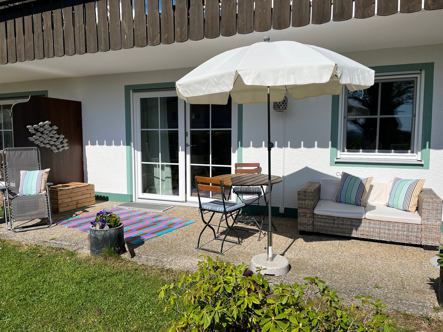 Terrasse der Ferienwohnung in Chieming am Chiemsee mit Blick in den Garten