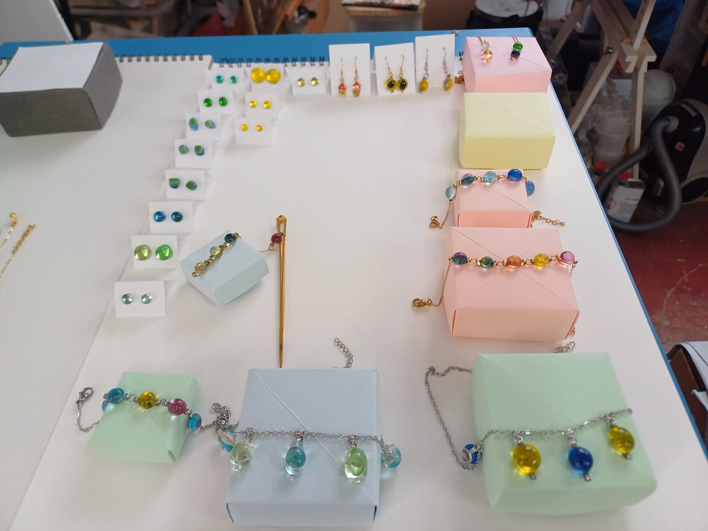 Bijoux en vitrail artisanaux — séries limitées, réalisés à Paris