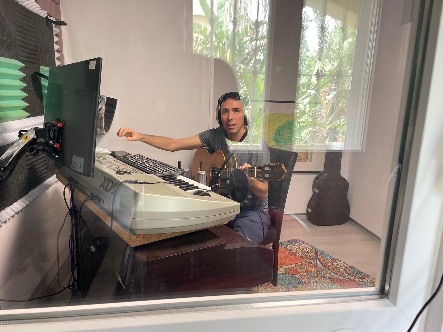 Paco Lomeña en el estudio de grabación de Jose del Pino.