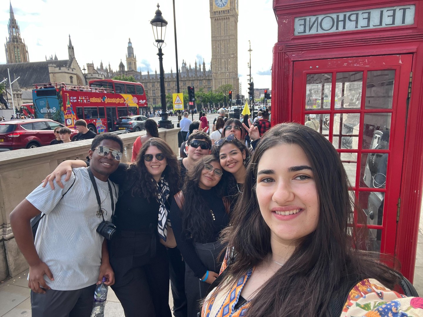 alunos de intercâmbio em Londres, cabine telefônica e Big Ben ao fundo