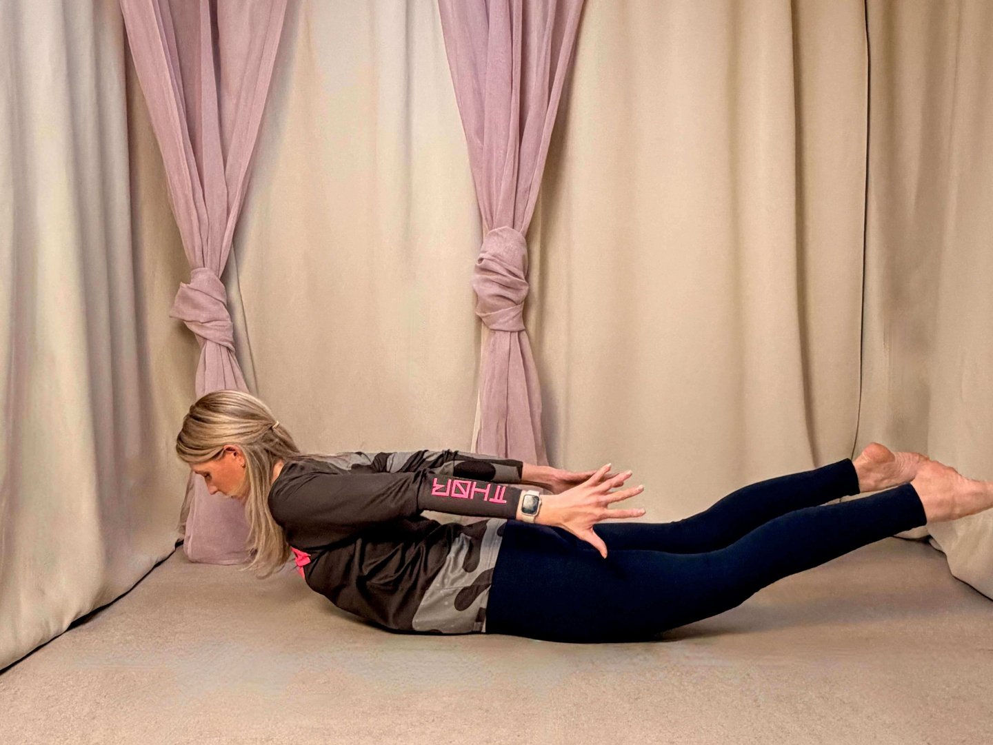 Yogalehrerin Anja in der Heuschrecken Haltung zur Stärkung von Rücken, Gesäß und Beinen