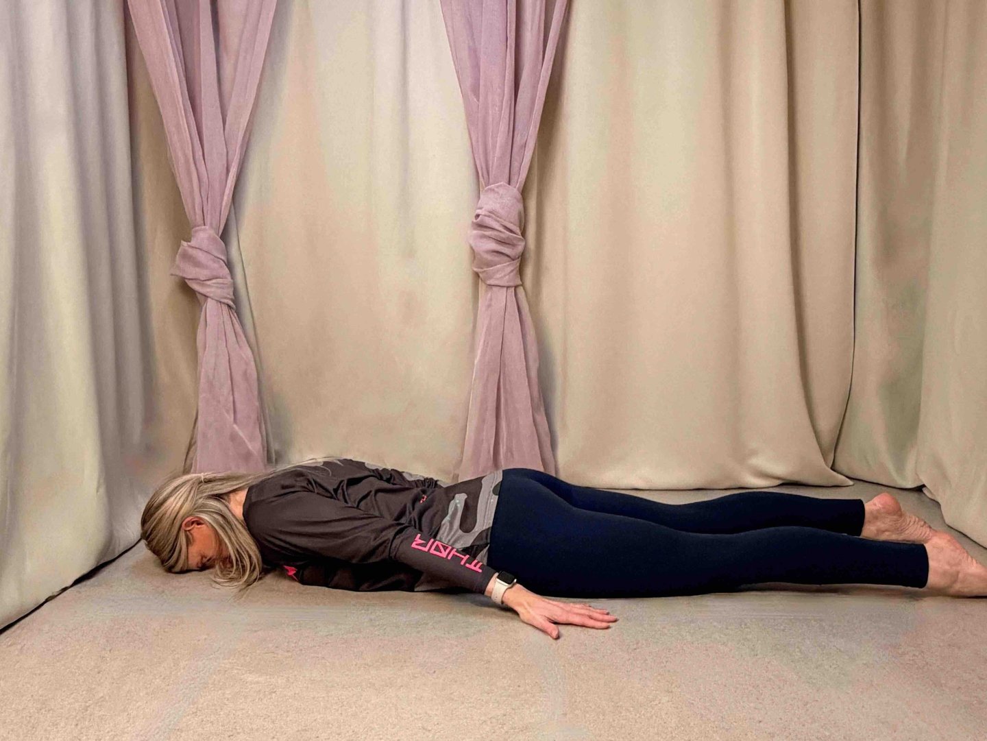 Yogalehrerin Anja in der Ausgangspositions für Haltung der Heuschrecke, Shalabasana
