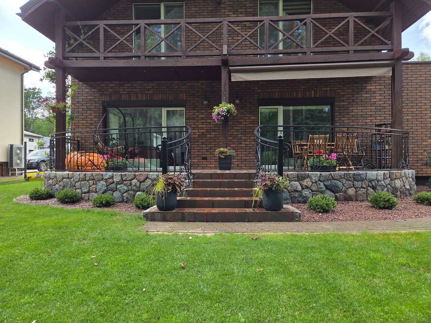 skaldyto akmens mūro darbas Vilniuje, cokolio apdaila, laipto apdaila. skaldytas akmuo.