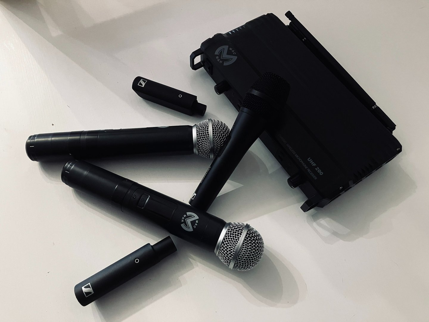 Matériel Micro sans fils pour tous vos évènements privés ou d'entreprise avec DJ et musique actuelle
