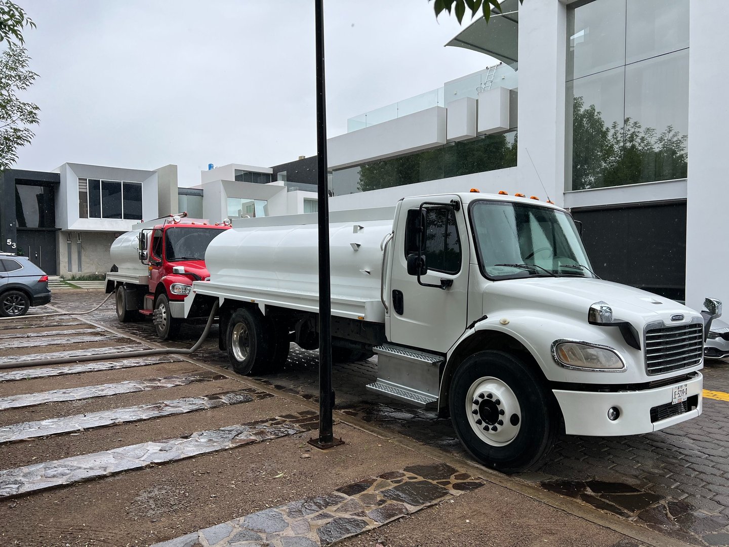 pipas de agua descargando