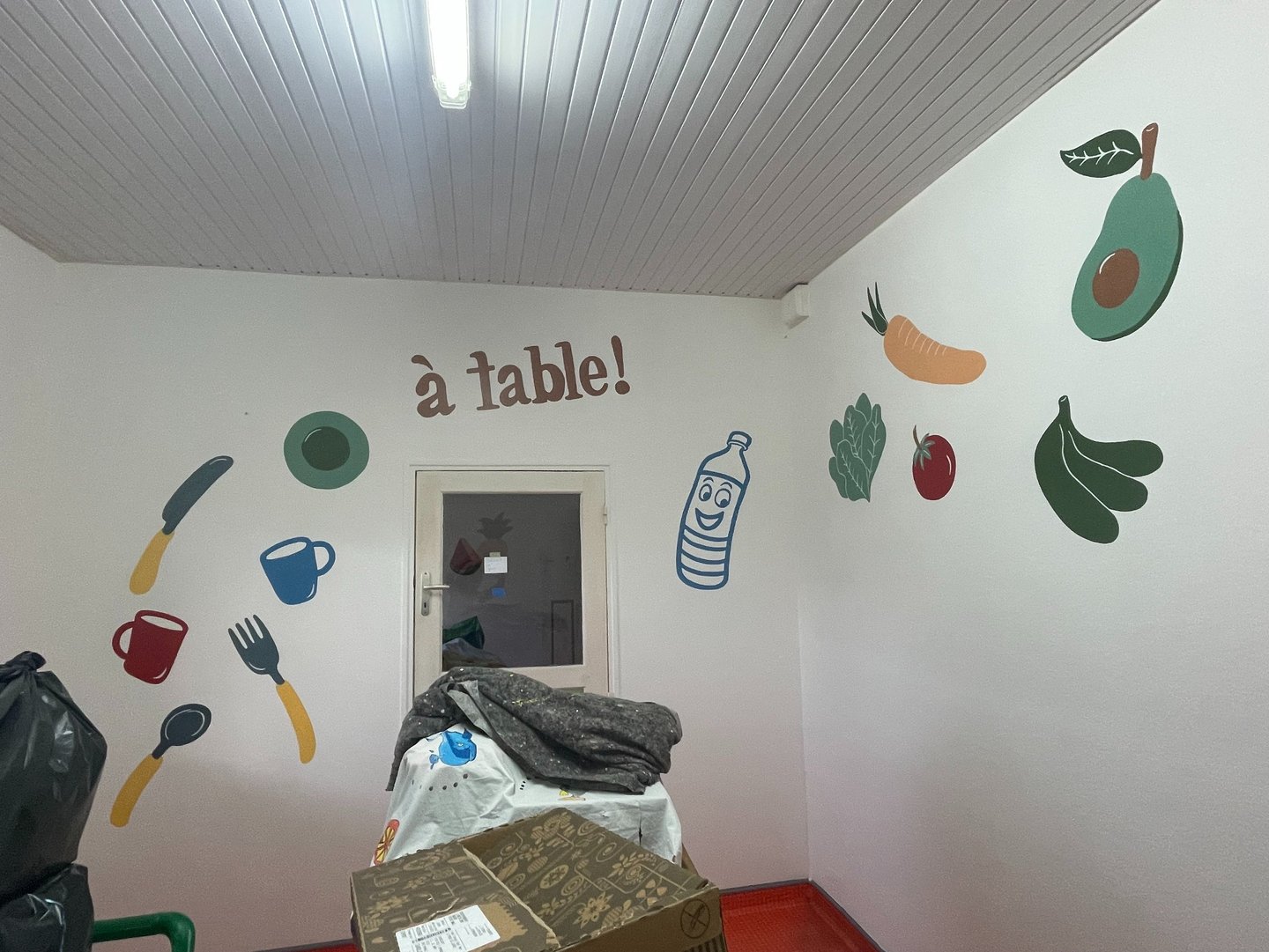 Peinture murale décorative "à table" pour la salle destinée aux repas dans une crèche