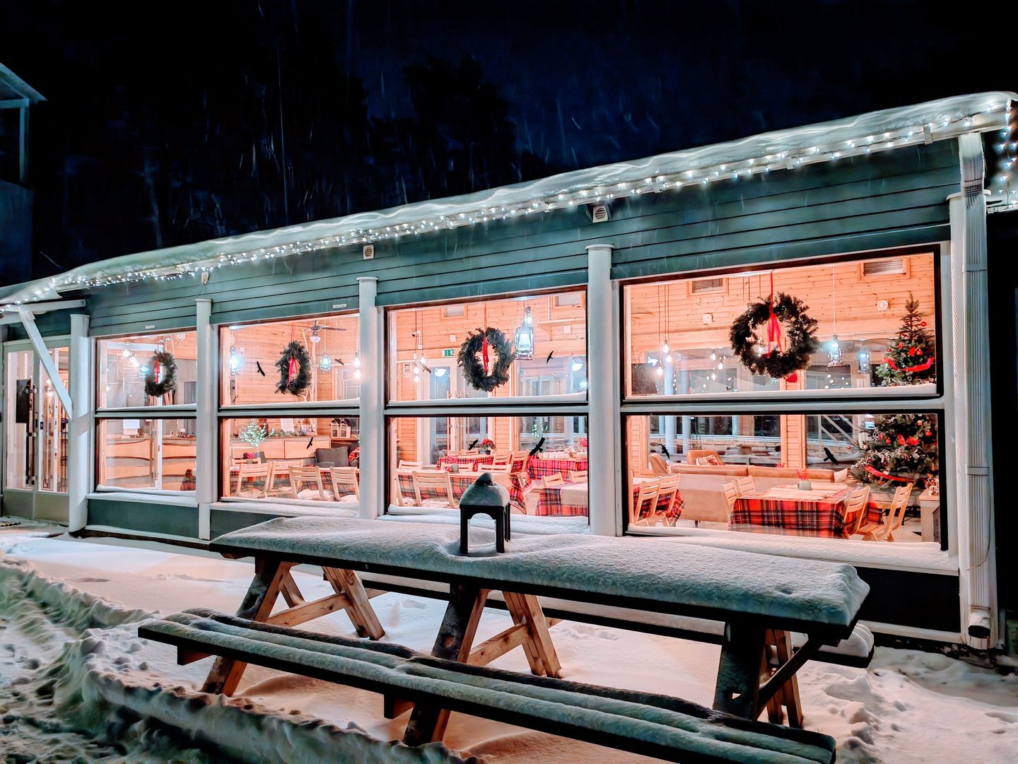 Panoraama-lasihuone suomen luonnossa