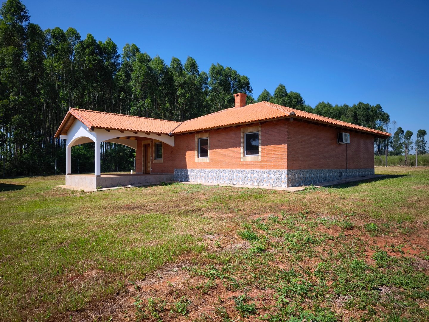 Solides Wohnhaus auf 3000 m² Grundstück in Independencia zum Verkauf 