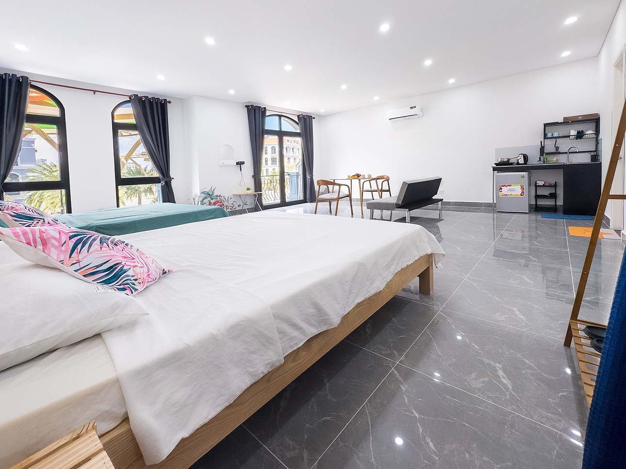 Светлый просторный номер с двумя кроватями и уютной кухонной зоной