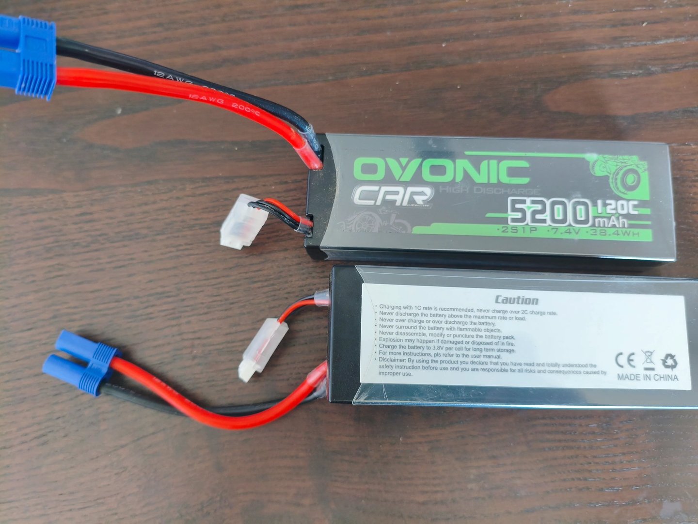 Análise dos cabos e conector EC5 de uma bateria LiPo 3S para carros telecomandados sobre mesa de mad