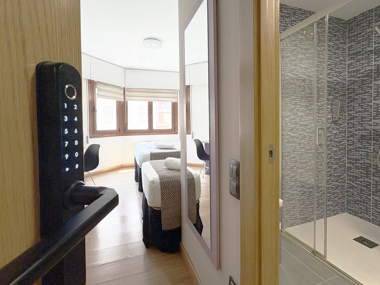 Habitación triple con baño privado en Berceo Rooms, Logroño