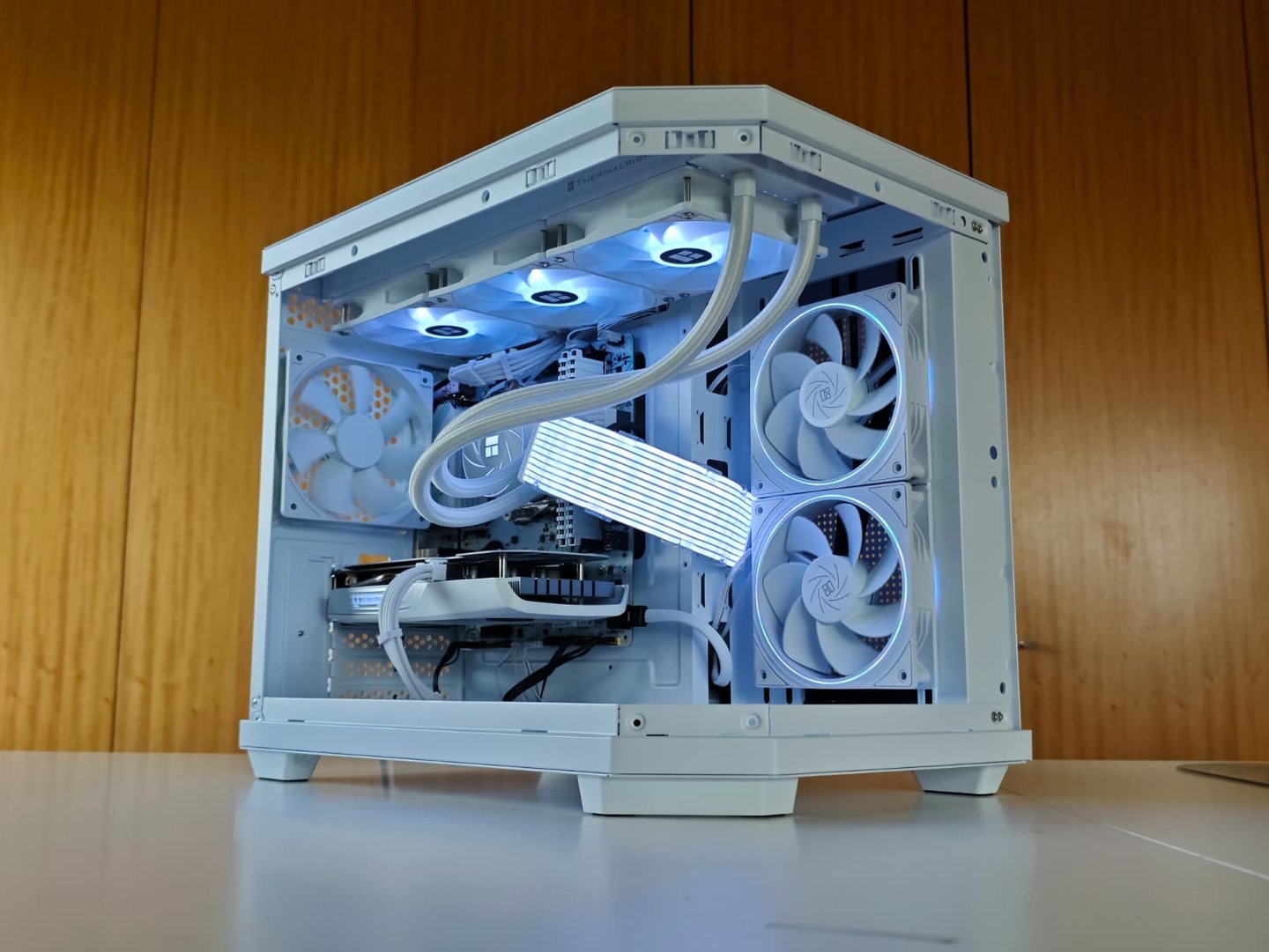 Computador gaming Mkbuilds todo branco (all white) com Arrefecimento Liquido