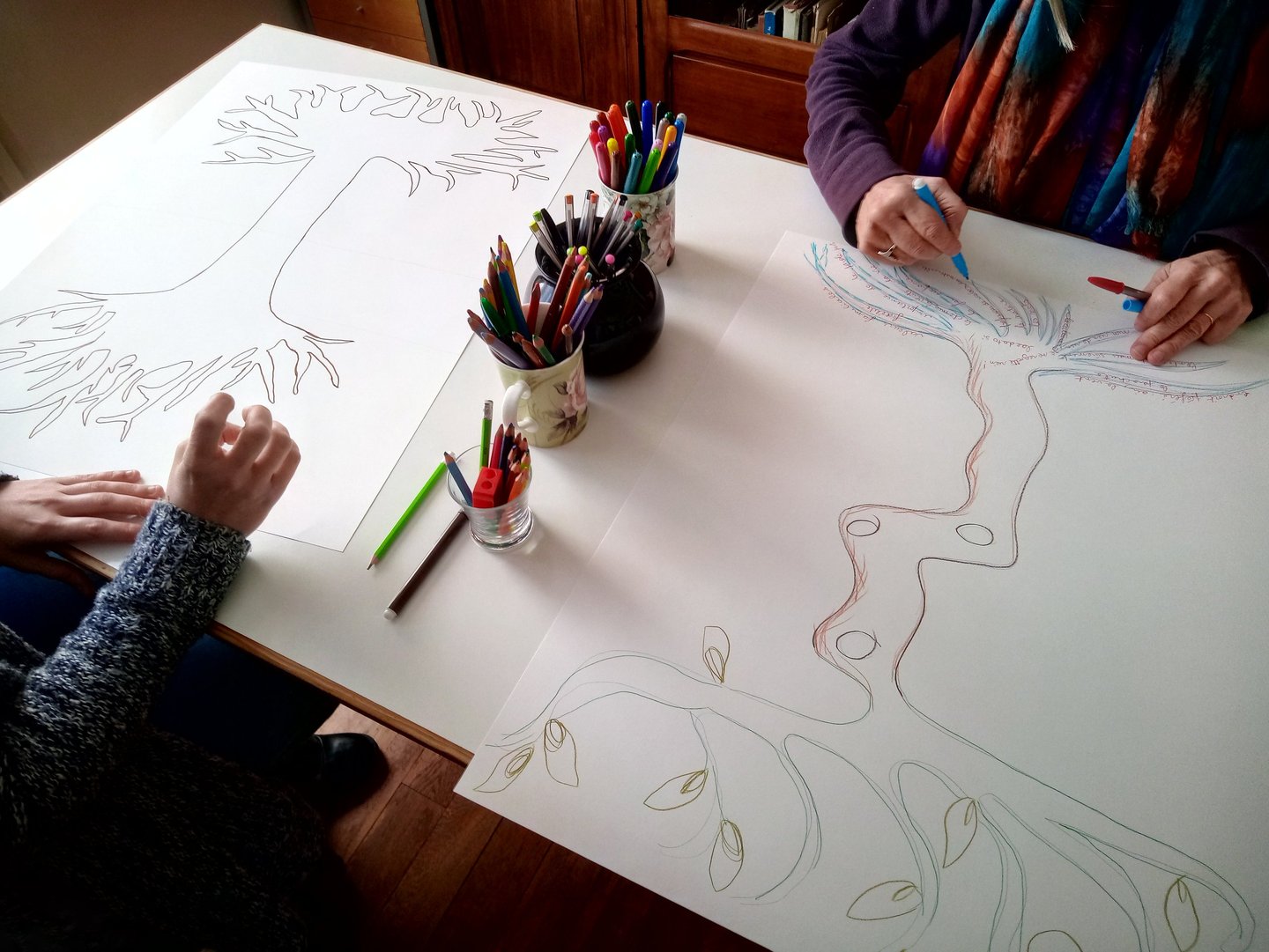 Femmes creant leur arbre de vie