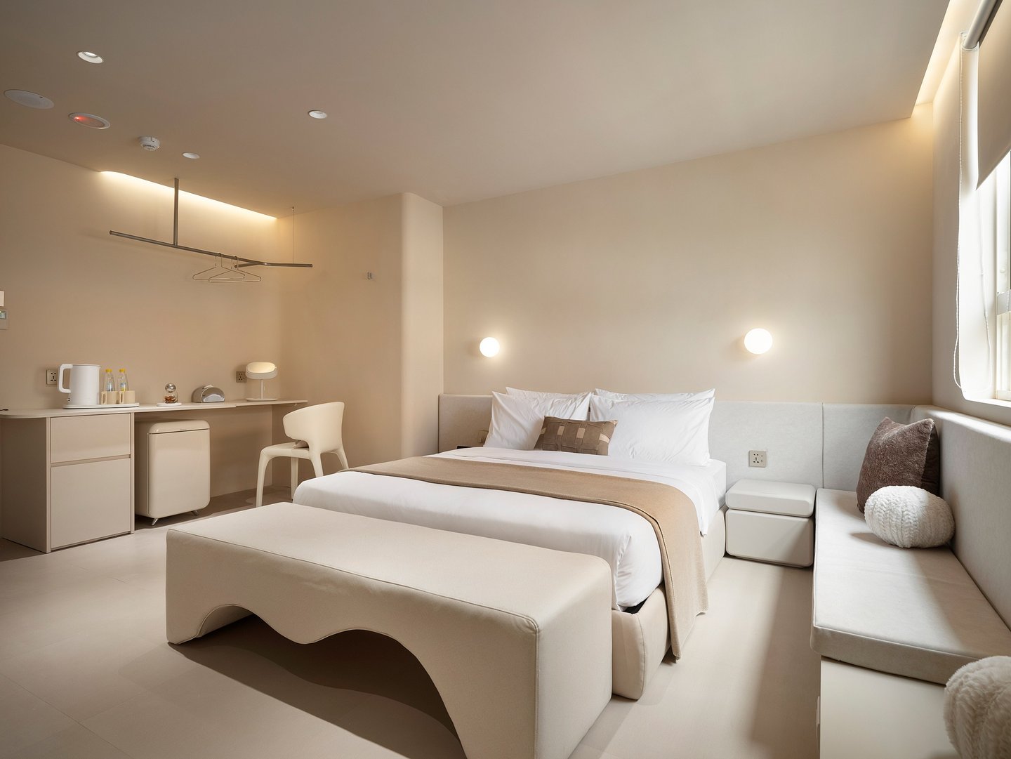 樂爾公寓 LORE Hotel 有窗附浴缸高級雙人房，擁有自然採光與圓角設計，展現無壓感生活美學