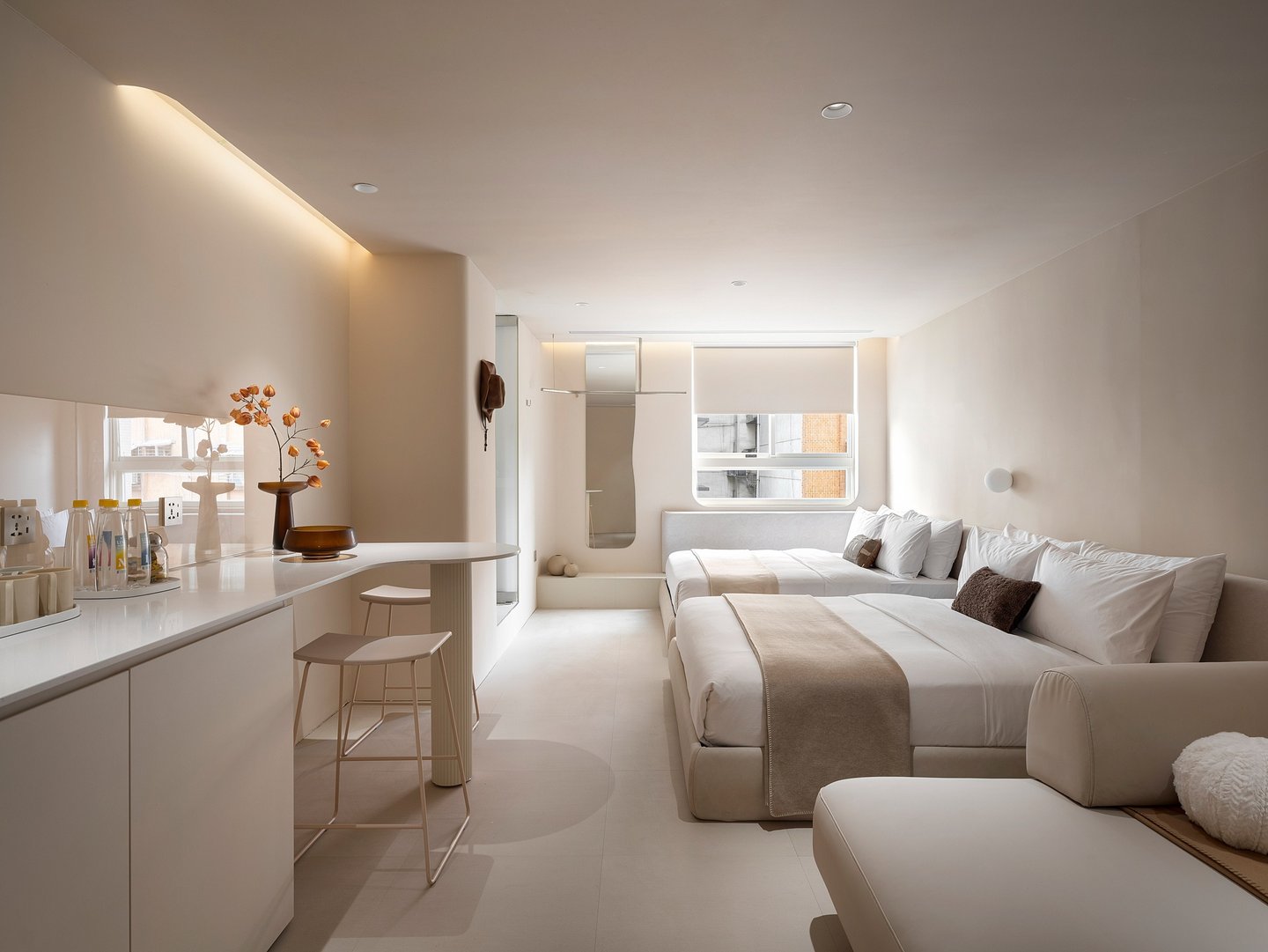 樂爾公寓 LORE Hotel 有窗四人房，寬敞格局搭配柔和色系，是家庭與團體旅遊的理想選擇