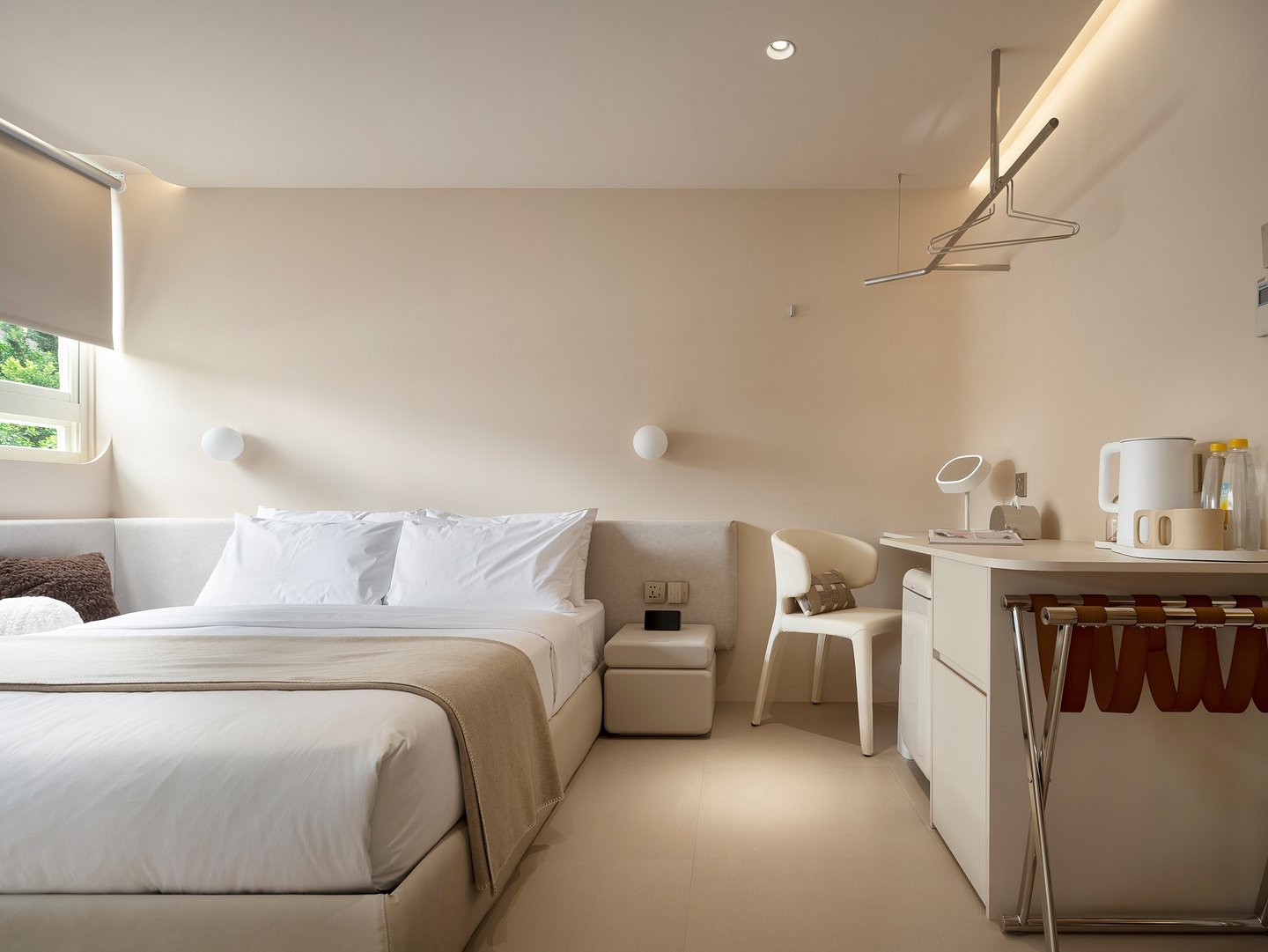 樂爾公寓 LORE Hotel 有窗附浴缸雙人房，擁有自然採光與圓角設計，展現無壓感生活美學