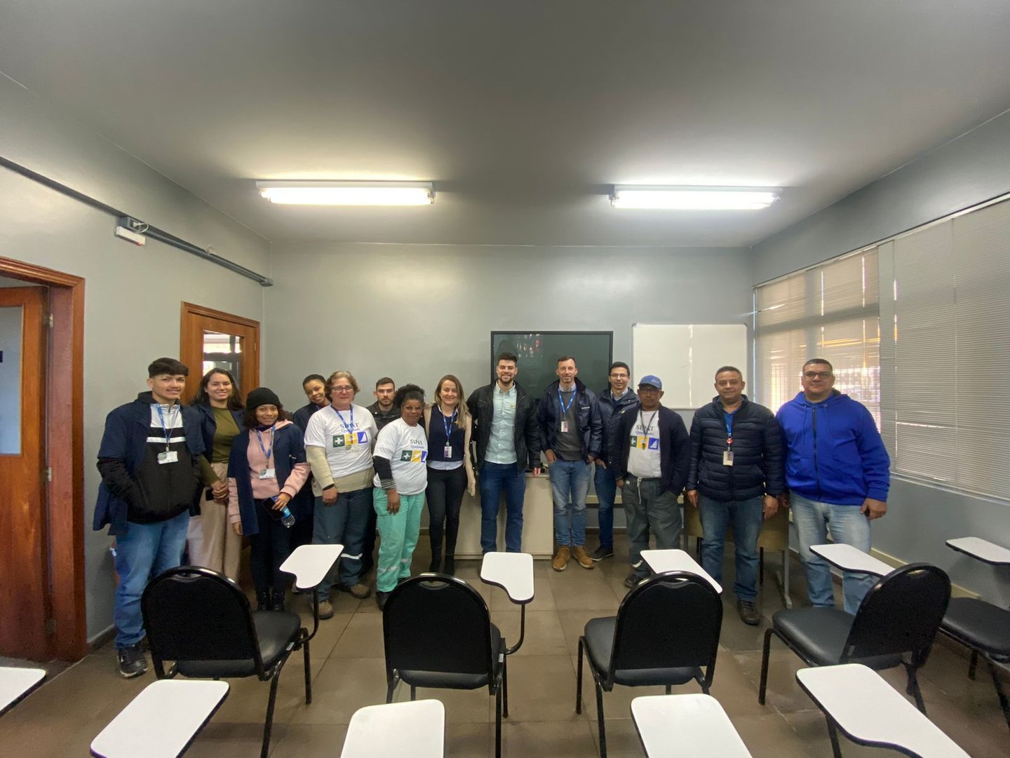 Capacitações personalizadas no ambiente da empresa, com foco operacional e certificação.