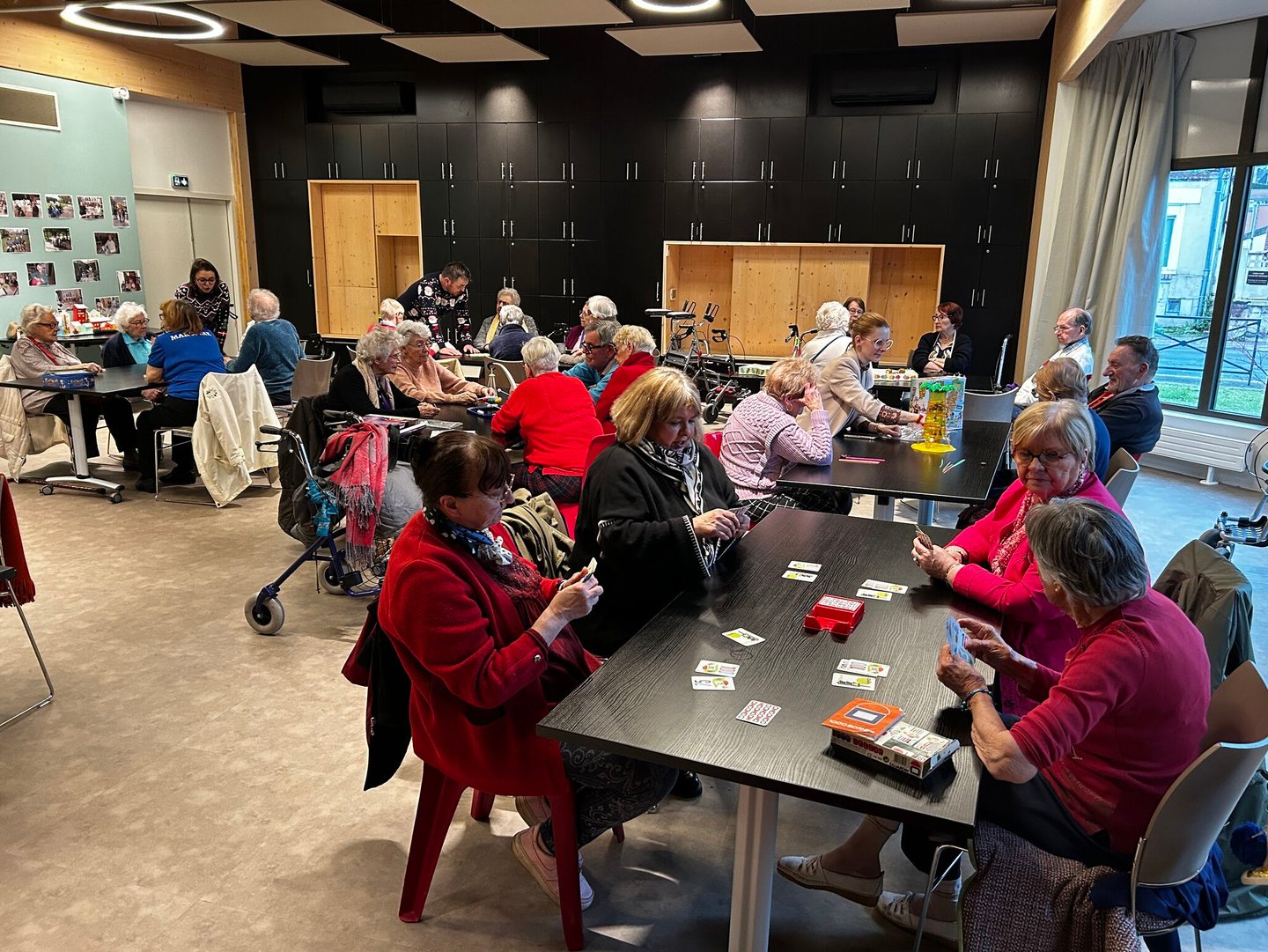 Groupe de seniors participant à une animation de jeux de société, guidés dans un cadre convivial