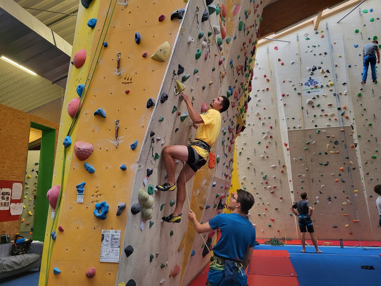Lead Climbing Course Vienna: Participant climbing in lead and being belayed by his partner