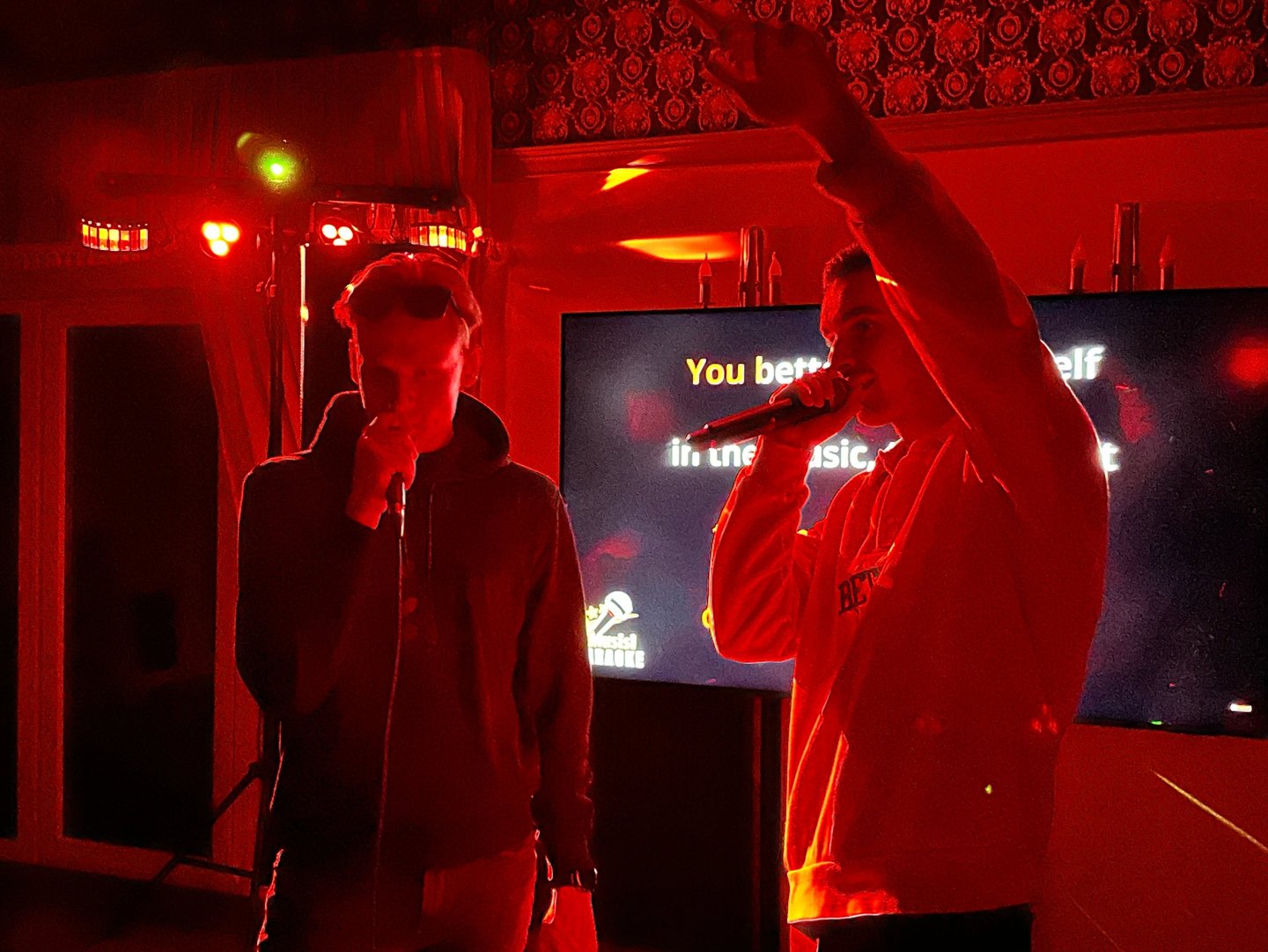 Karaoke pramoga iš arti