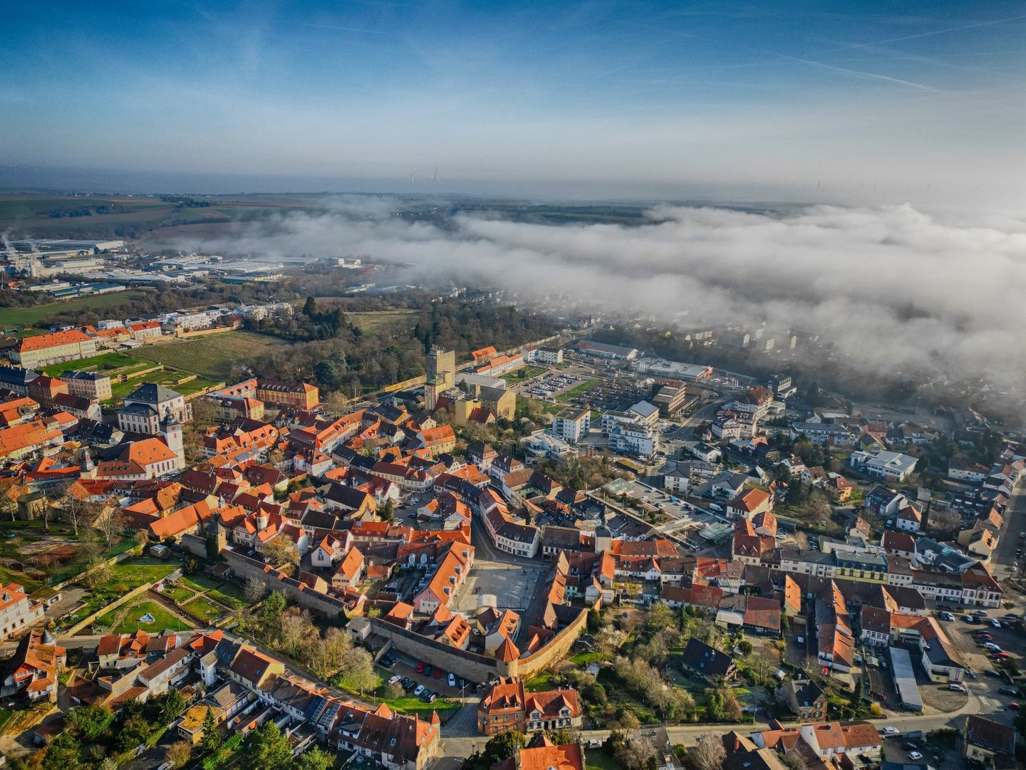 Luftbild der kleinen Residenz Kirchheimbolanden mit der Altstadt im Fokus und Teile im Nebel