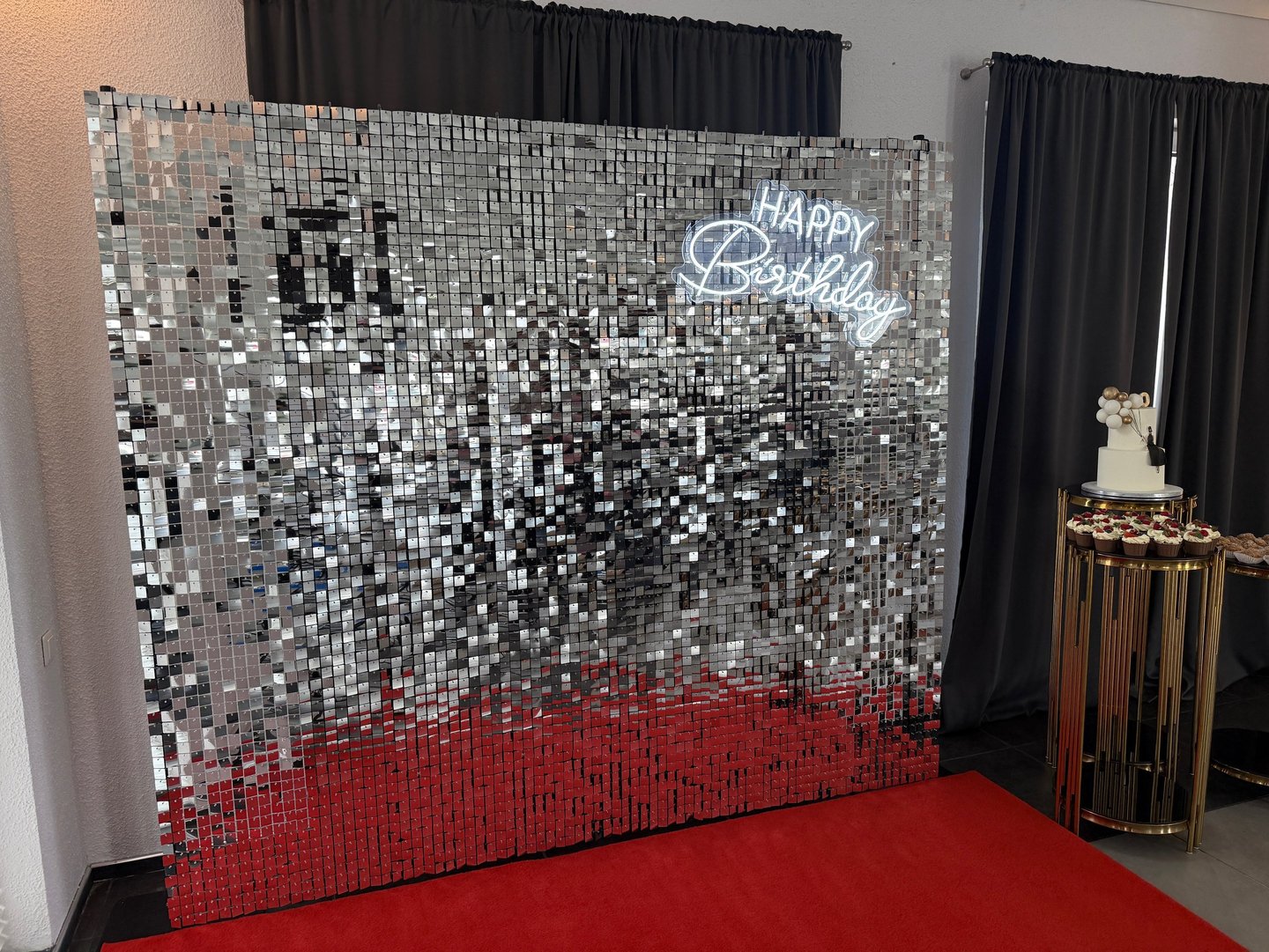 Blizgi auksinė foto siena, prabangi foto siena, foto siena gimtadieniui, foto siena sventems