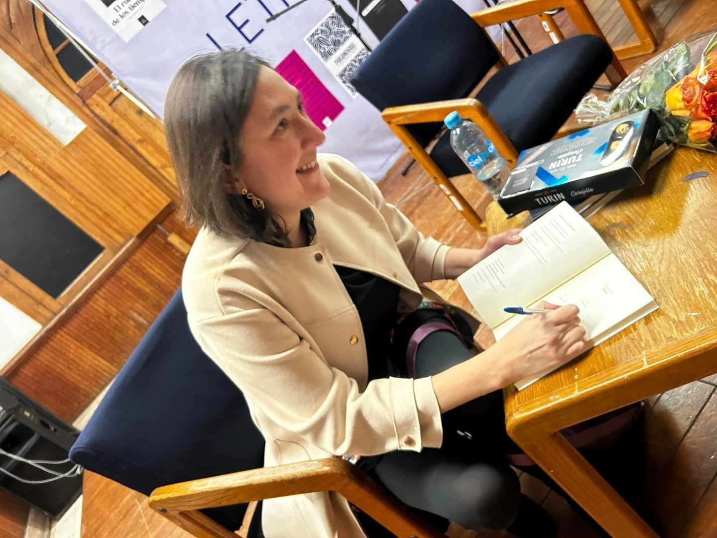 La escritora Ale Lobato firmando y dedicando su libro Mulata