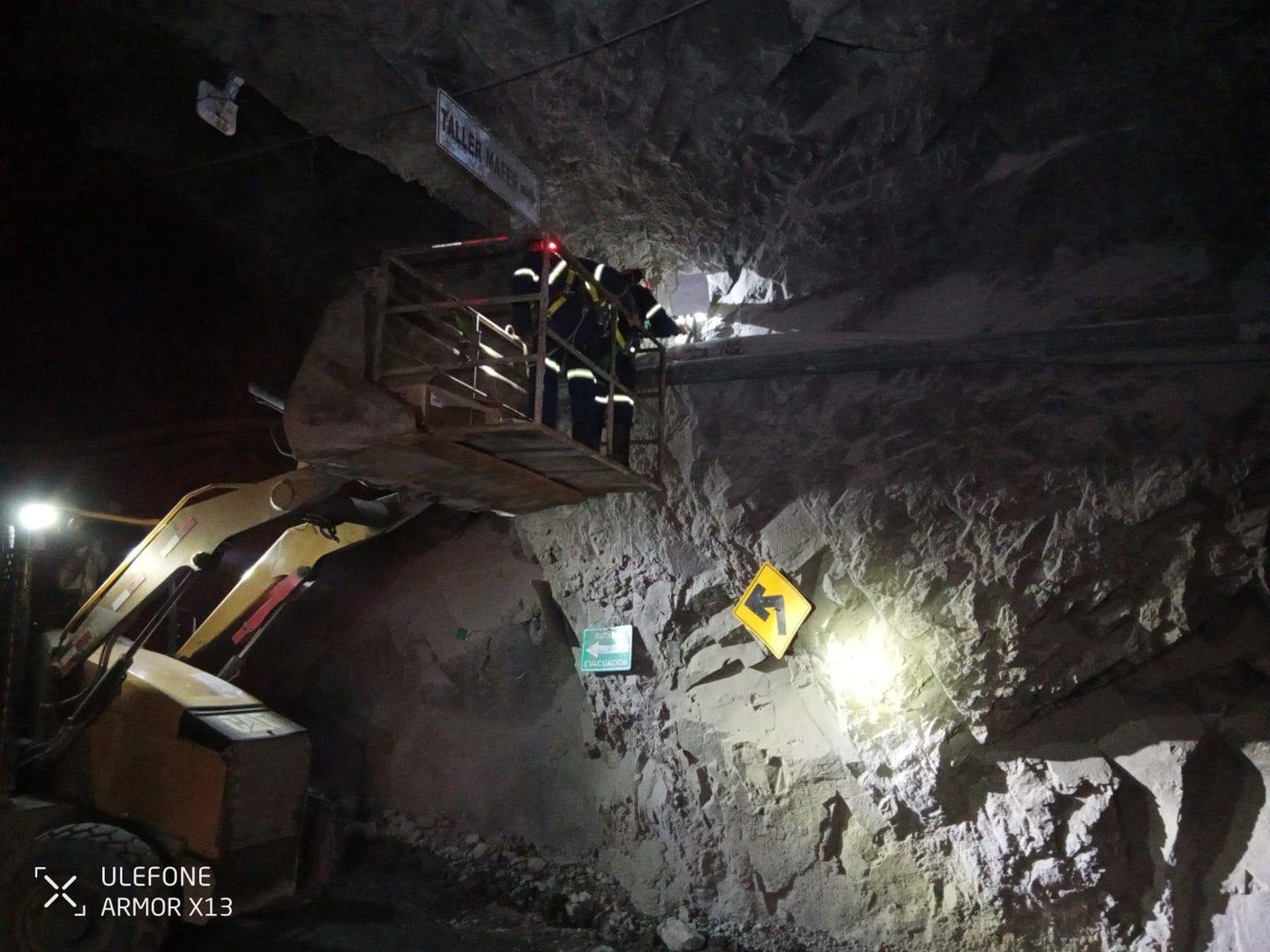 Técnicos de OSVE instalando antenas wifi6 en interior de mina