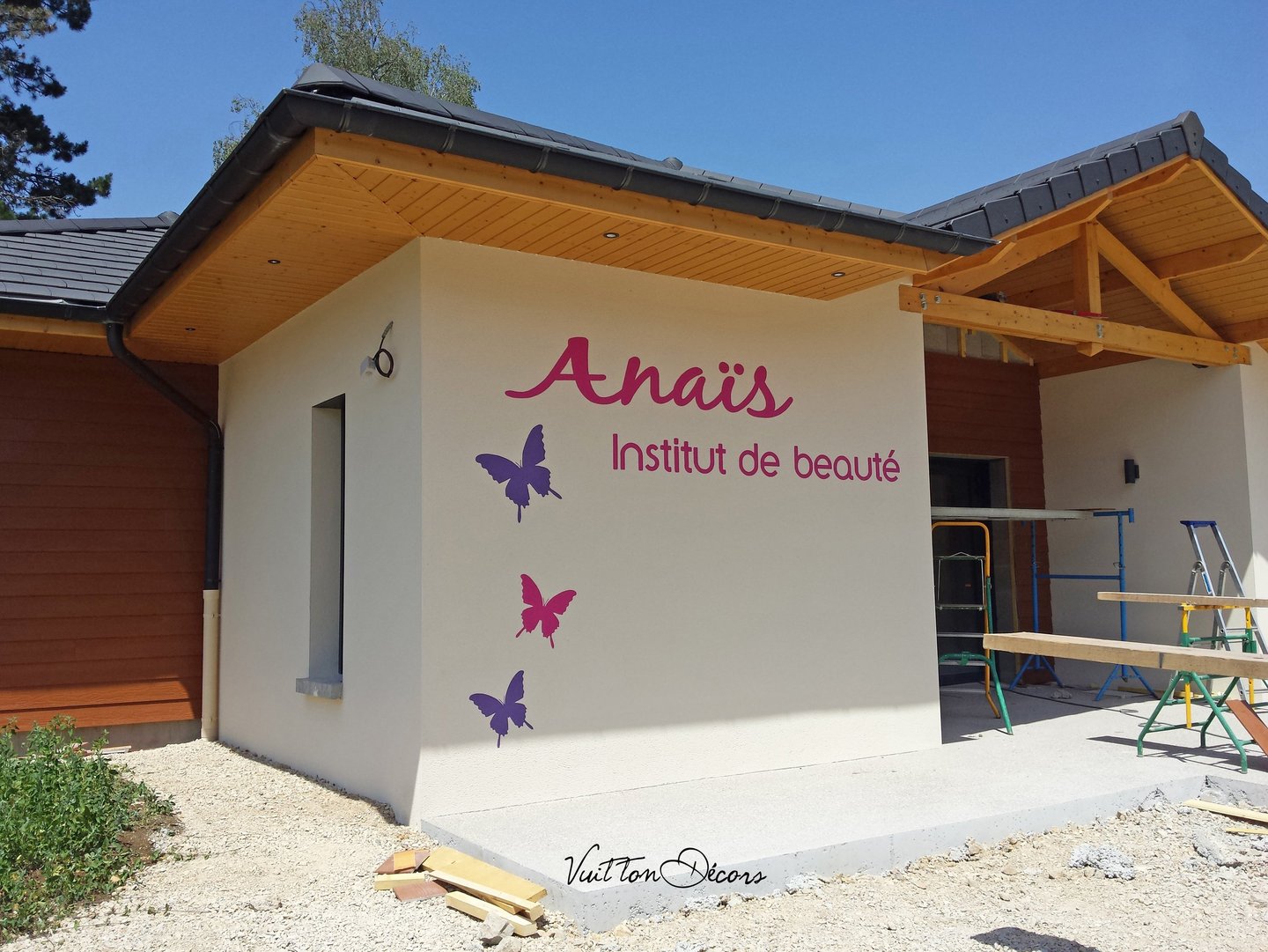 Enseigne d'institut de beauté peinte directement sur crépi façade à Saint Lupicin (39).