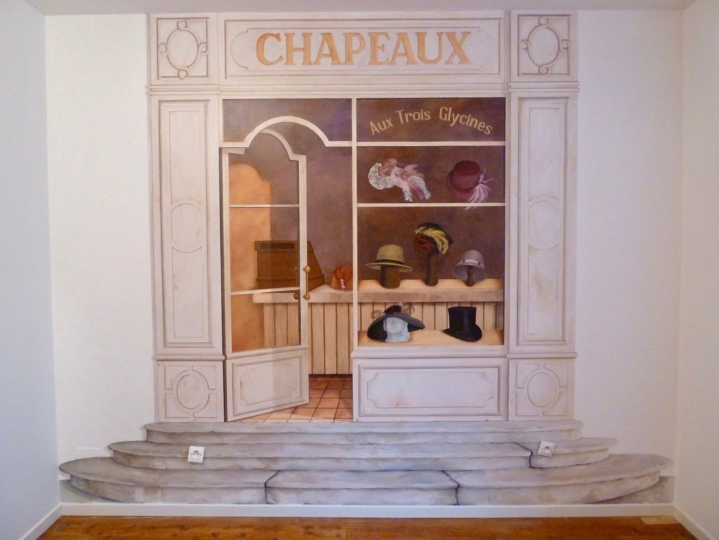 Mur intérieur peint avec une fresque représentant une boutique à chapeaux, seuil en fausse pierres.