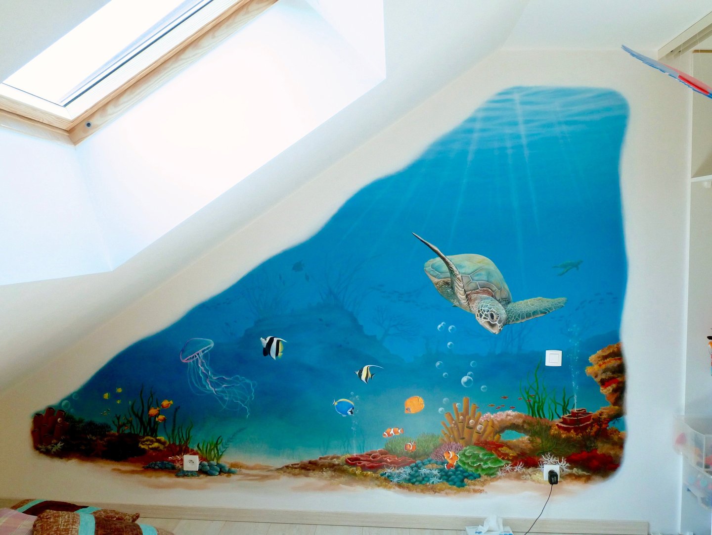 Cette fresque murale pour chambre d'enfant, représente un fond marin, univers coloré et apaisant.