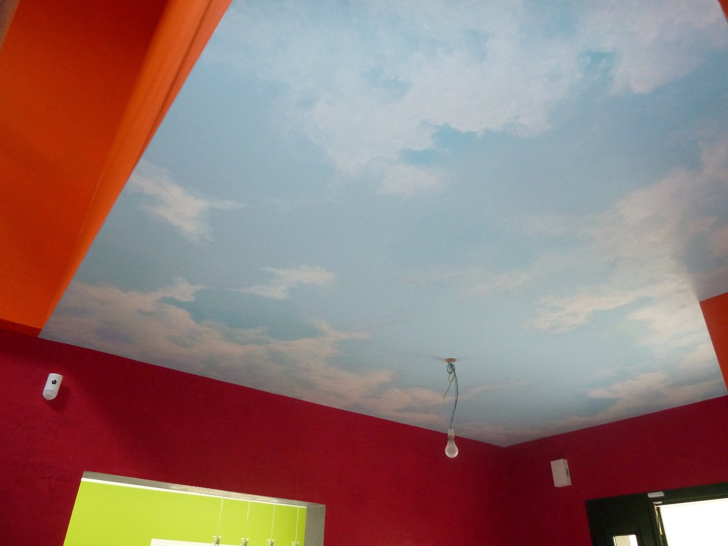 Ce ciel plafonnant contemporain créé une touche d'originalité et invite à l'évasion dans une entrée stylée et très moderne. 