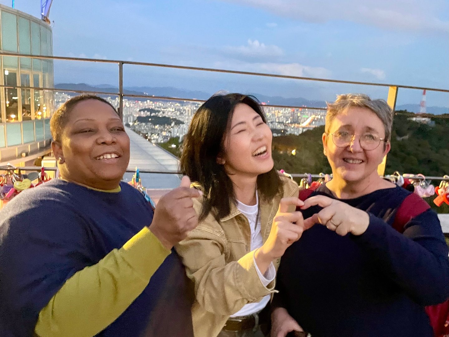 Professeure de coréen et participantes lors d’un atelier culturel, partageant un moment convivial