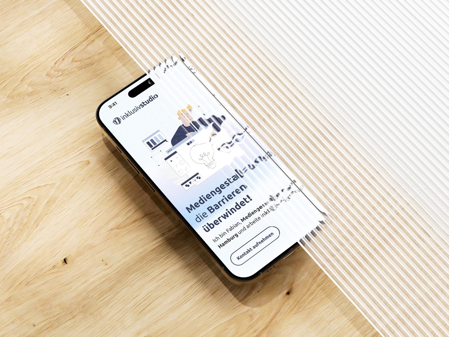 Smartphone auf Holzplatte, leicht von Glasplatte überdeckt
