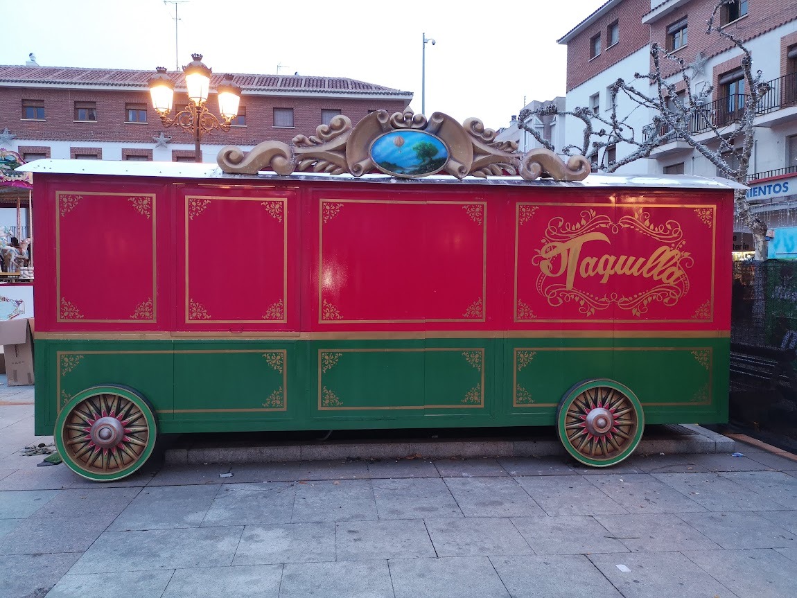 taquilla construida y pintada a medida alquiler y construccion de taquillas personalizadas