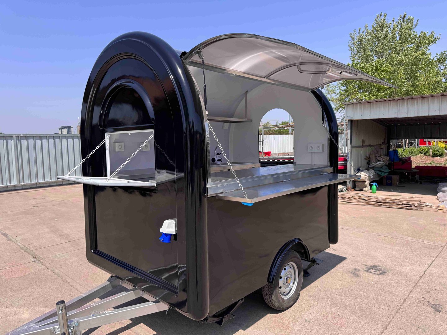 Foodtruck demi-rond TF-DM Classic couleur RAL noir foncé, finition lisse, coque en fibre de verre et châssis galvanisé, certi