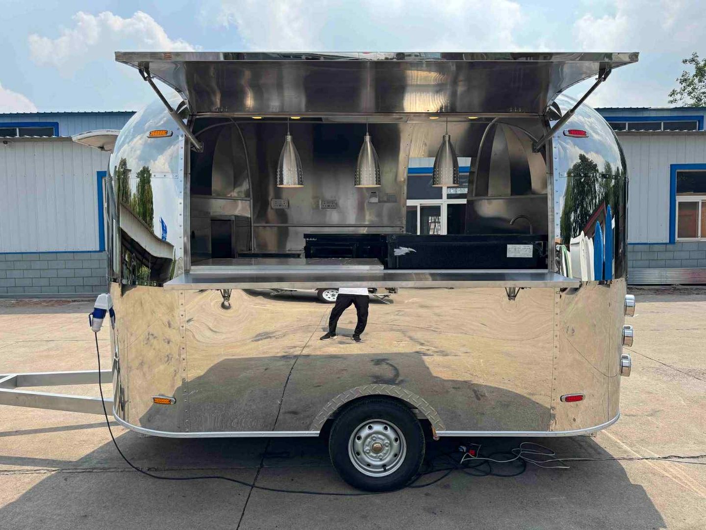 Foodtrailer Airstream de Tyler’s Foodtrailers, modèle au design rétro en acier inoxydable poli miroir, spacieux, élégant et p