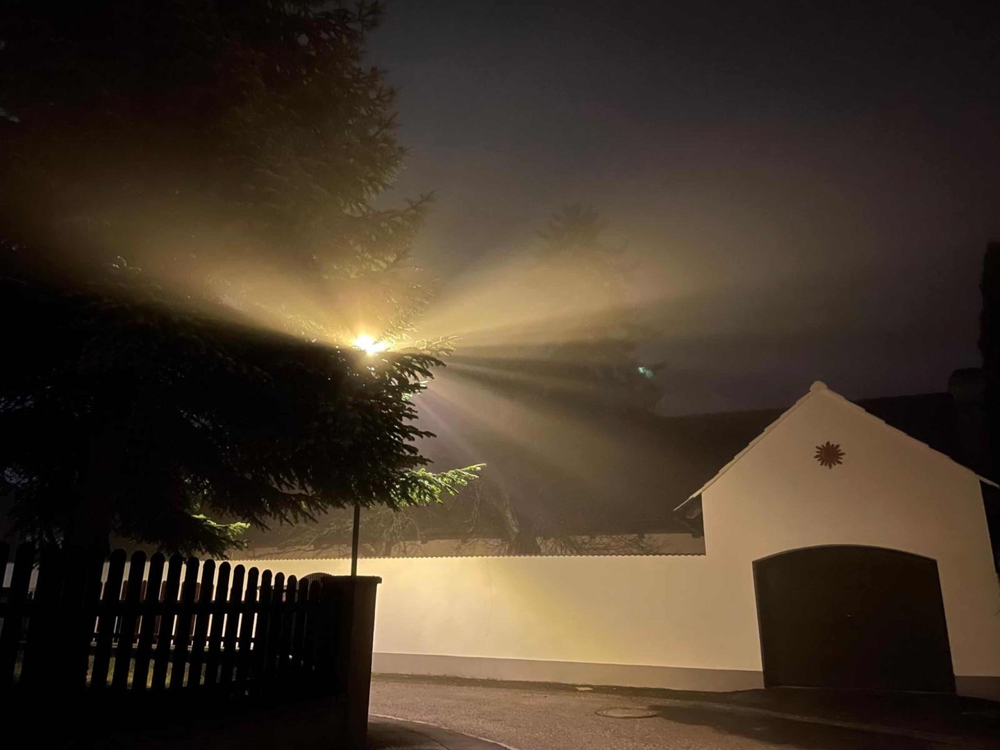 Nebel in der neuen Siedlung