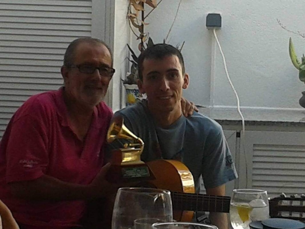 Paco Lomeña con su maestro y gran amigo Antonio Bravo, mostrando el Grammy