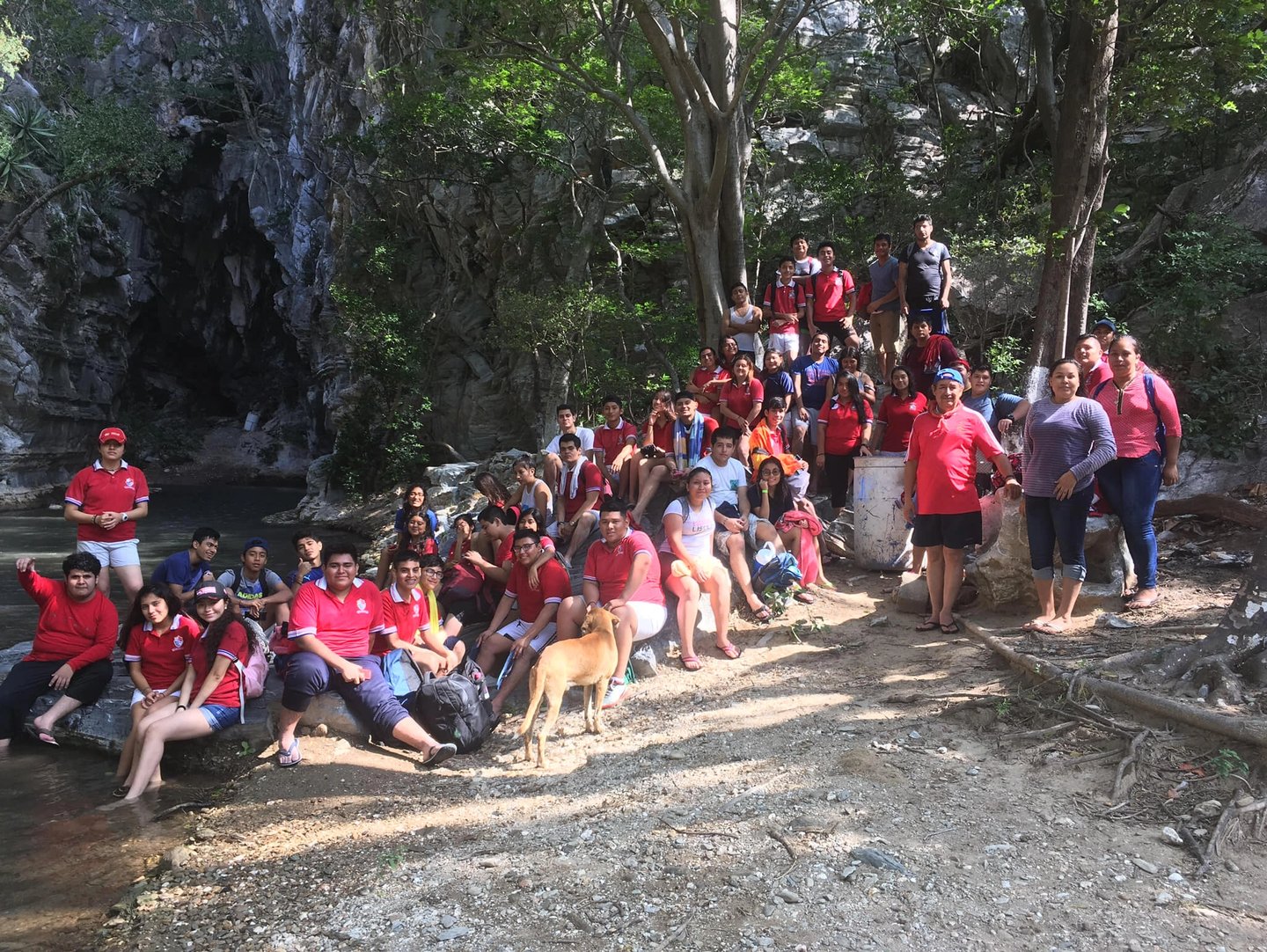 Comunidad de la preparatoria de maristas en un viaje de excursión